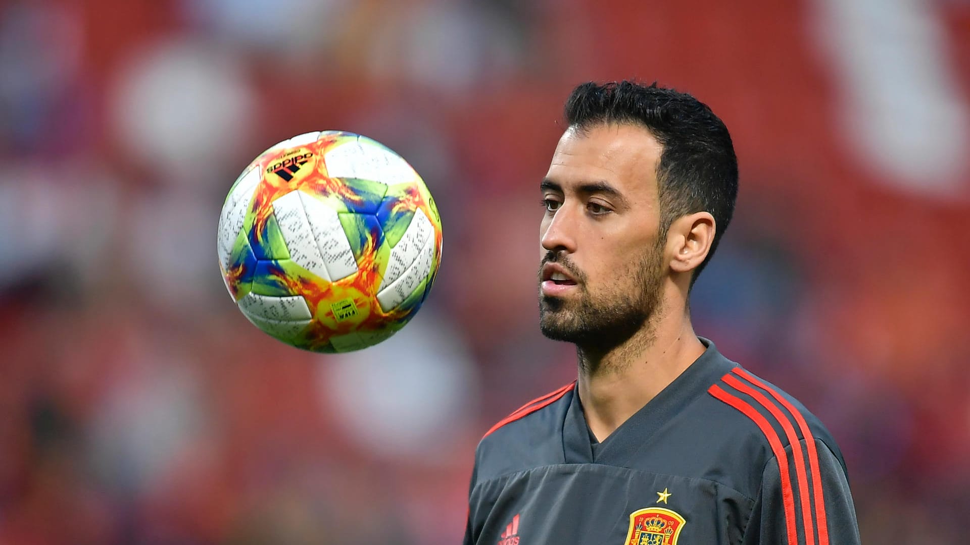 Sergio Busquets beim Aufwärmen (Archivbild). Der Kapitän der spanischen Nationalmannschaft ist positiv auf Corona getestet worden.