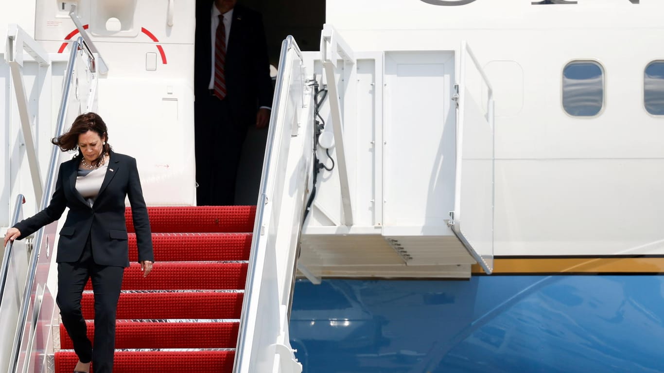 Kamala Harris fliegt nach Guatemala: Die Vizepräsidentin der USA musste wegen technischen Problemen das Flugzeug wechseln.