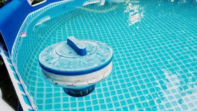 Pool im Garten: Damit das Wasser im Pool lange frisch bleibt, können Chlorschwimmer eine Lösung sein.