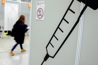 Impfzentrum in Berlin: Die Zahl der neuen Corona-Fälle ist gesunken.