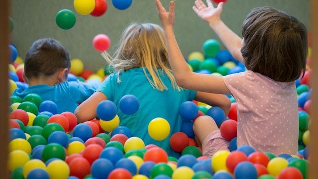 Kinder spielen in einem Bällebad in einer Kita (Symbolbild): Ein Raum für "Doktorspielchen" sorgt für Ärger.