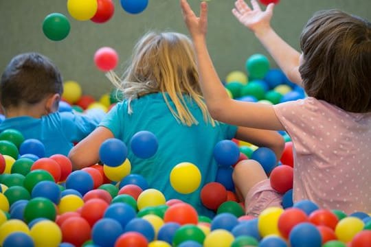 Kinder spielen in einem Bällebad in einer Kita (Symbolbild): Ein Raum für "Doktorspielchen" sorgt für Ärger.