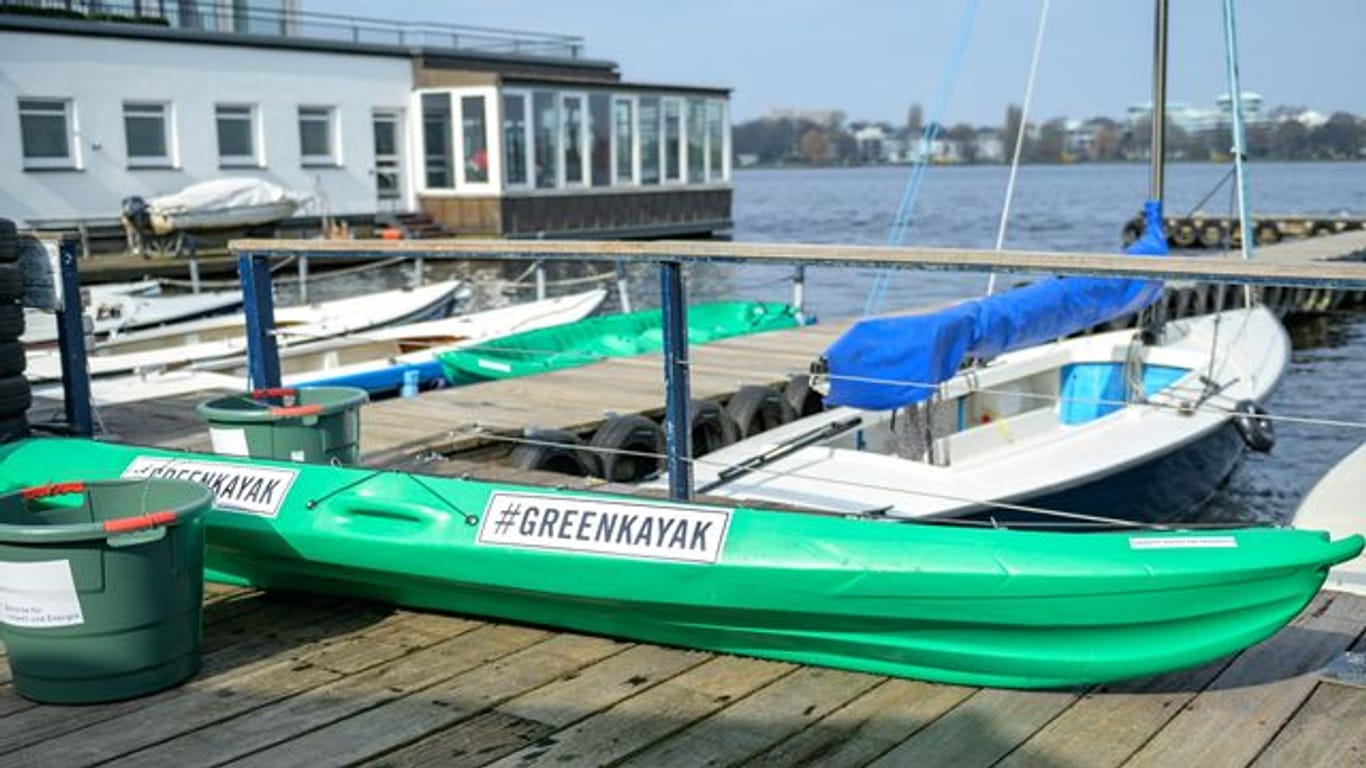 Boote der Umweltinitiative "GreenKayak" liegen am Ufer der Außenalster (Archivbild): 2020 sammelten 1.500 Paddler mehr als drei Tonnen Müll.