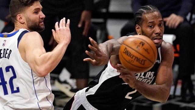 Maxi Kleber (l) und die Dallas Mavericks sind gegen die Los Angeles Clippers ausgeschieden.