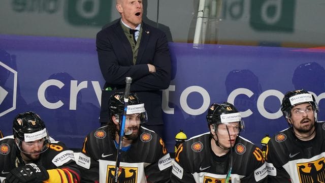 Bundestrainer Toni Söderholm (hinten) ruft Anweisungen an seine Spieler auf dem Eis. Bundestrainer Toni Söderholm (hinten) ruft Anweisungen an seine Spieler auf dem Eis.
