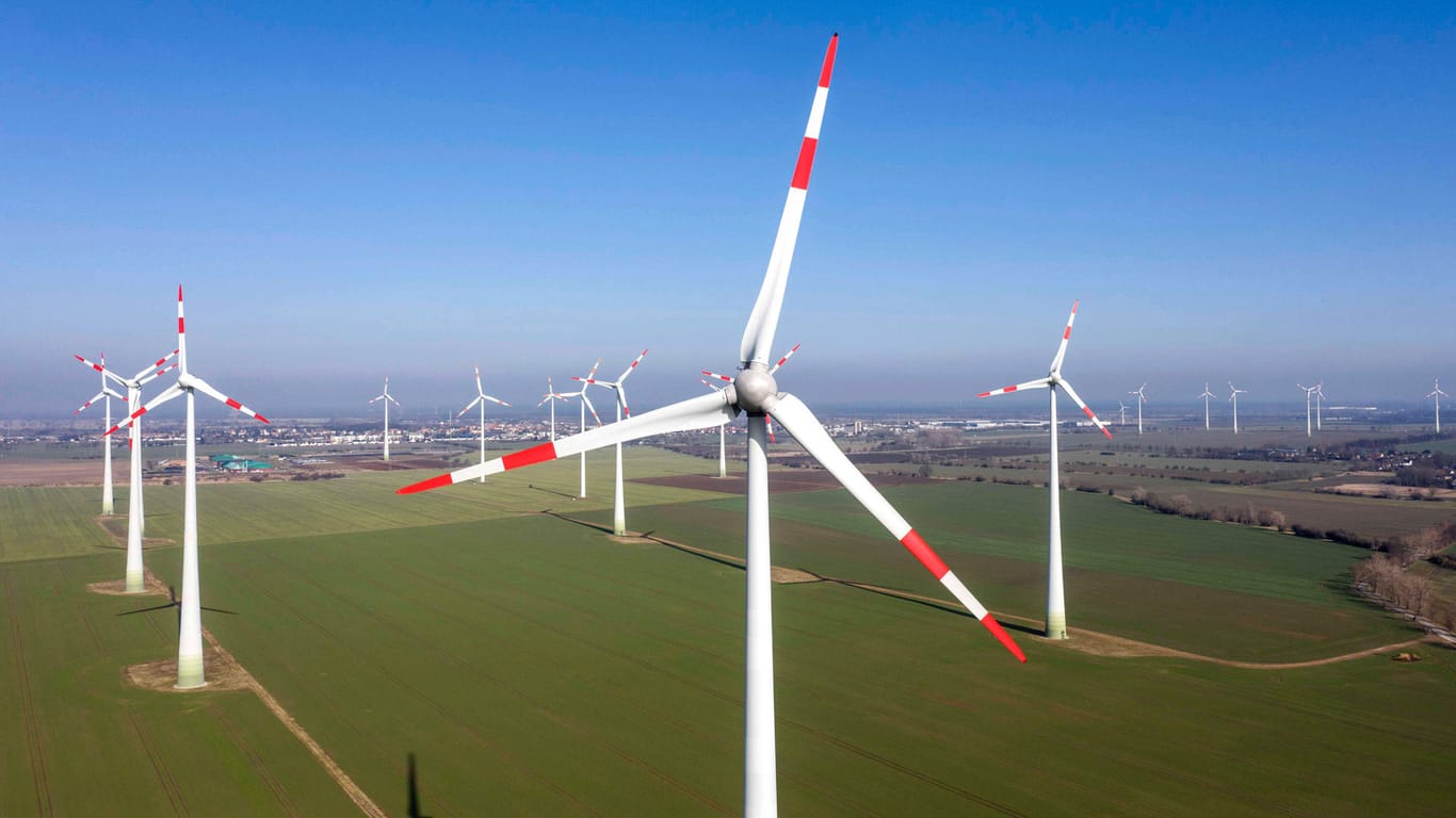 Windpark in Brandenburg (Symbolbild): Die Strompreise ziehen in Deutschland an.