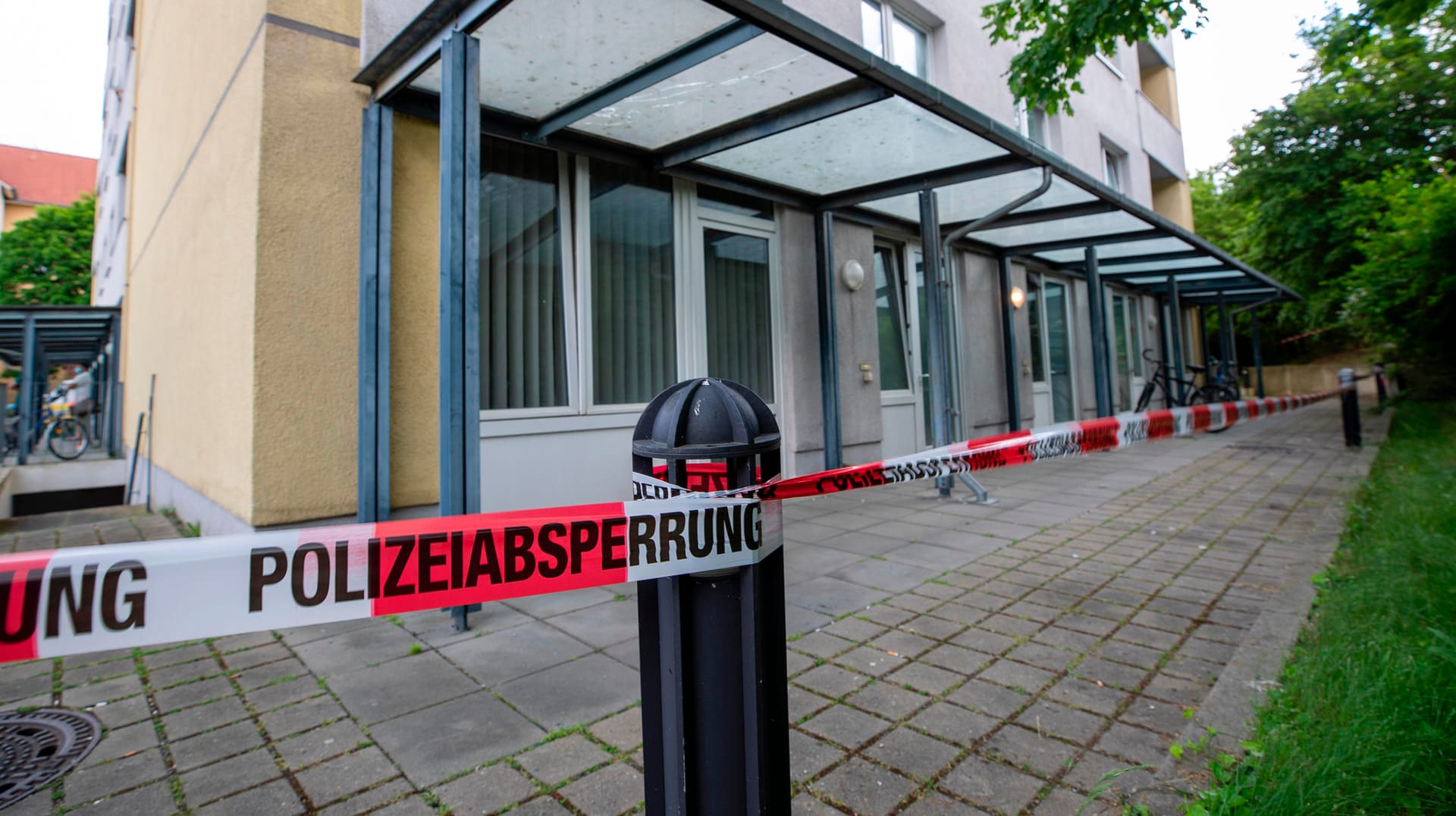 Das Dresdner Studentenwohnheim in der Hildebrandstraße: Nach einem Corona-Todesfall stand das gesamte Hochhaus unter Quarantäne.