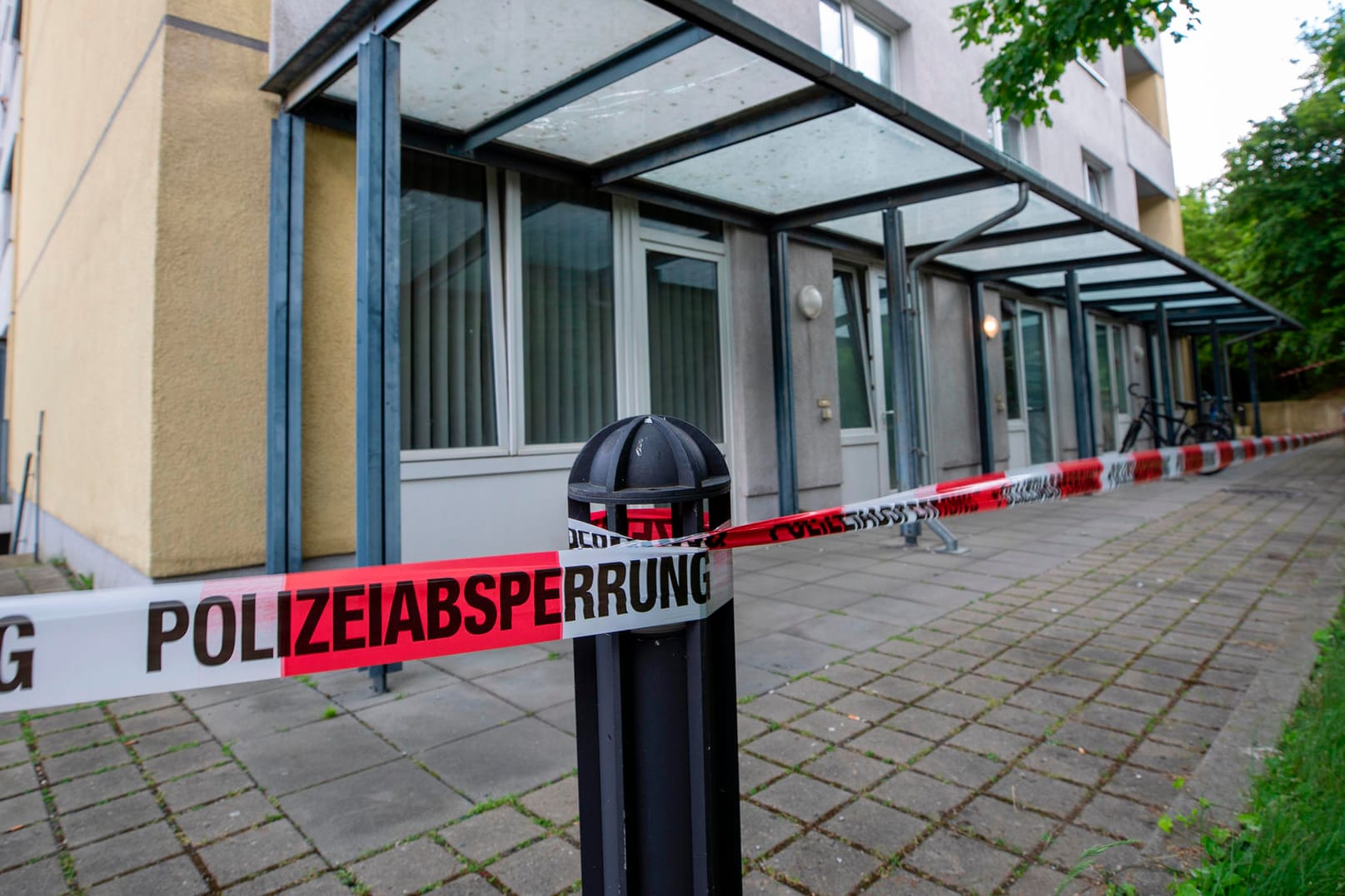 Das Dresdner Studentenwohnheim in der Hildebrandstraße: Nach einem Corona-Todesfall stand das gesamte Hochhaus unter Quarantäne.