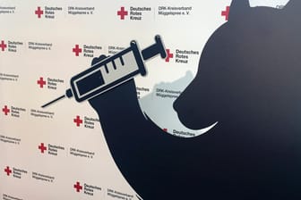 Der Berliner Bär hält eine Spritze (Symbolbild): Rund 130.000 Termine für Erstimpfungen könnten laut Gesundheitsverwaltung in den Impfzentren freigeschlatet werden.