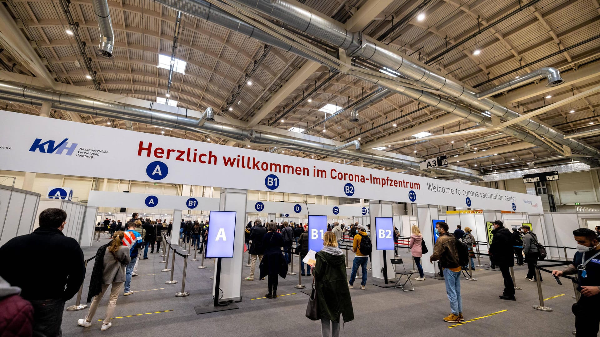 Menschen warten im Impfzentrum in Hamburg (Symbolbild): Gesundheitssenatorin Melanie Leonhard bittet die Bürger um Geduld. Menschen warten im Impfzentrum in Hamburg (Symbolbild): Gesundheitssenatorin Melanie Leonhard bittet die Bürger um Geduld.