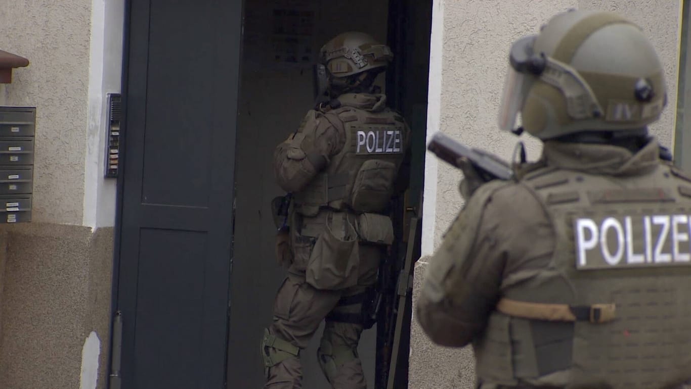Beamte des SEK dringen in eine Wohnung ein (Symbolbild): Bei einer Durchsuchung wurde eine Waffe beschlagnahmt.