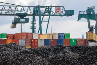 Containerlager am Containerterminal (Symbolbild): Die Auslandsaufträge sind im April, anders als die aus dem Inland, gewachsen.