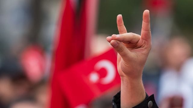 Eine Hand zeigt den Wolfsgruß der "Grauen Wölfe": Die türkisch-nationalistische Bewegung soll in der Region Stuttgart einen Schwerpunkt haben. Eine Hand zeigt den Wolfsgruß der "Grauen Wölfe": Die türkisch-nationalistische Bewegung soll in der Region Stuttgart einen Schwerpunkt haben.