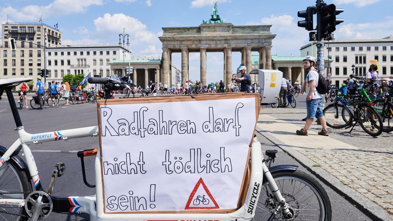 "Radfahren darf nicht tödlich sein!" steht auf einem Transparent an einem Fahrrad vor dem Brandenburger Tor.
