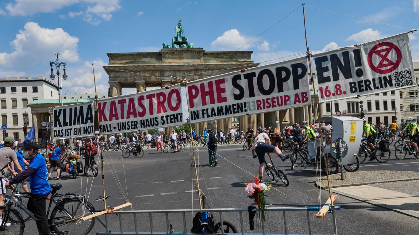 "Klima Katastrophe stoppen!" steht auf einem Transparent eines Radfahrers von Extinction Rebellion: Einige Tausend Radfahrer waren bei der traditionellen Sternfahrt unterwegs.