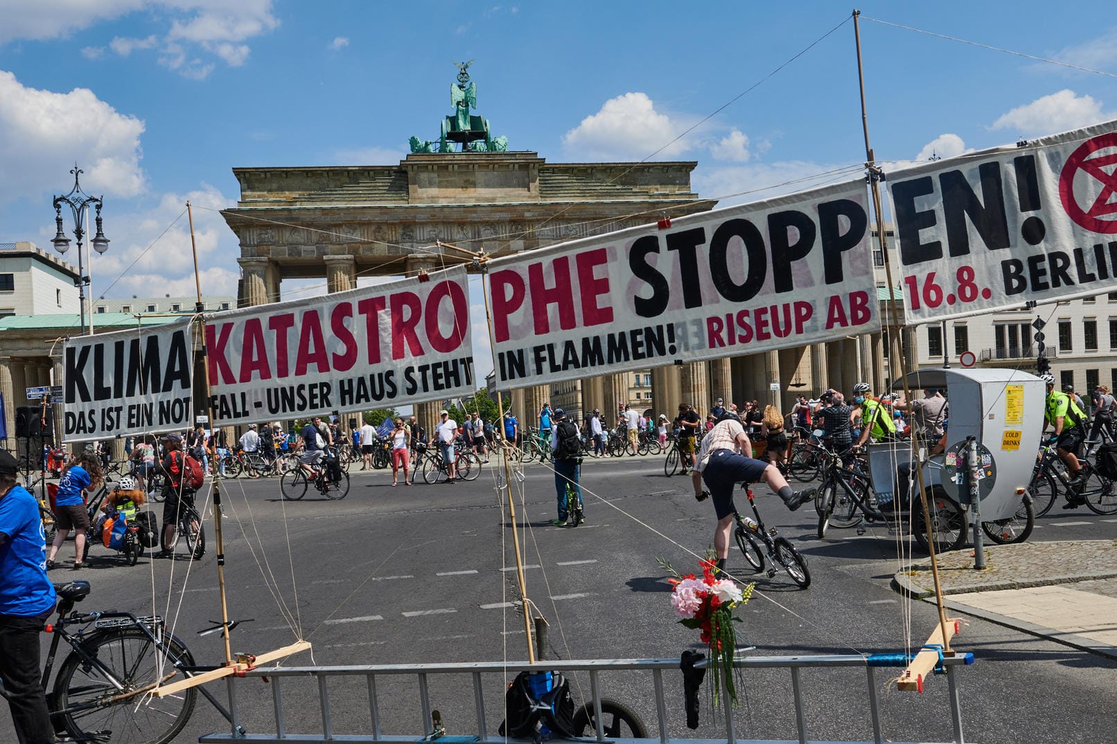 "Klima Katastrophe stoppen!" steht auf einem Transparent eines Radfahrers von Extinction Rebellion: Einige Tausend Radfahrer waren bei der traditionellen Sternfahrt unterwegs.