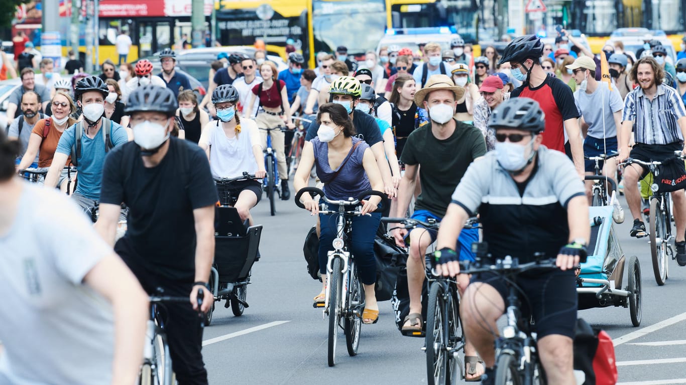 Radfahrer sind bei der traditionellen Sternfahrt: Unter dem Motto "Die Zukunft beginnt heute – Verkehrswende jetzt!" demonstrieren Fahrradfahrer.