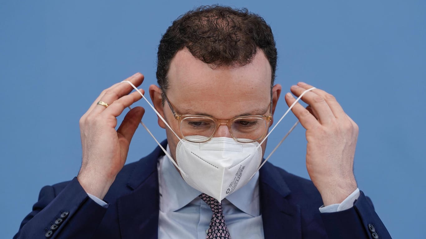 Jens Spahn beim Anziehen einer Maske: Der Gesundheitsminister steht wegen eines erneuten Maskenskandals in der Kritik.