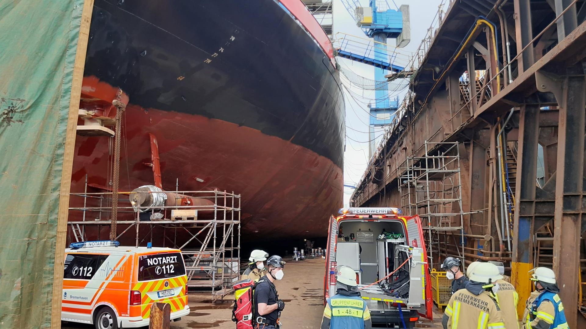Einsatzkräfte des Rettungsdienstes stehen zwischen zwei Schiffen im Hafen: Der Mann wurde in ein Krankenhaus gebracht. Einsatzkräfte des Rettungsdienstes stehen zwischen zwei Schiffen im Hafen: Der Mann wurde in ein Krankenhaus gebracht.