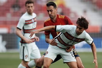 Normalerweise ein Zweikampf ohne Folgen: Sergio Busquets (l.) gegen Joao Felix.