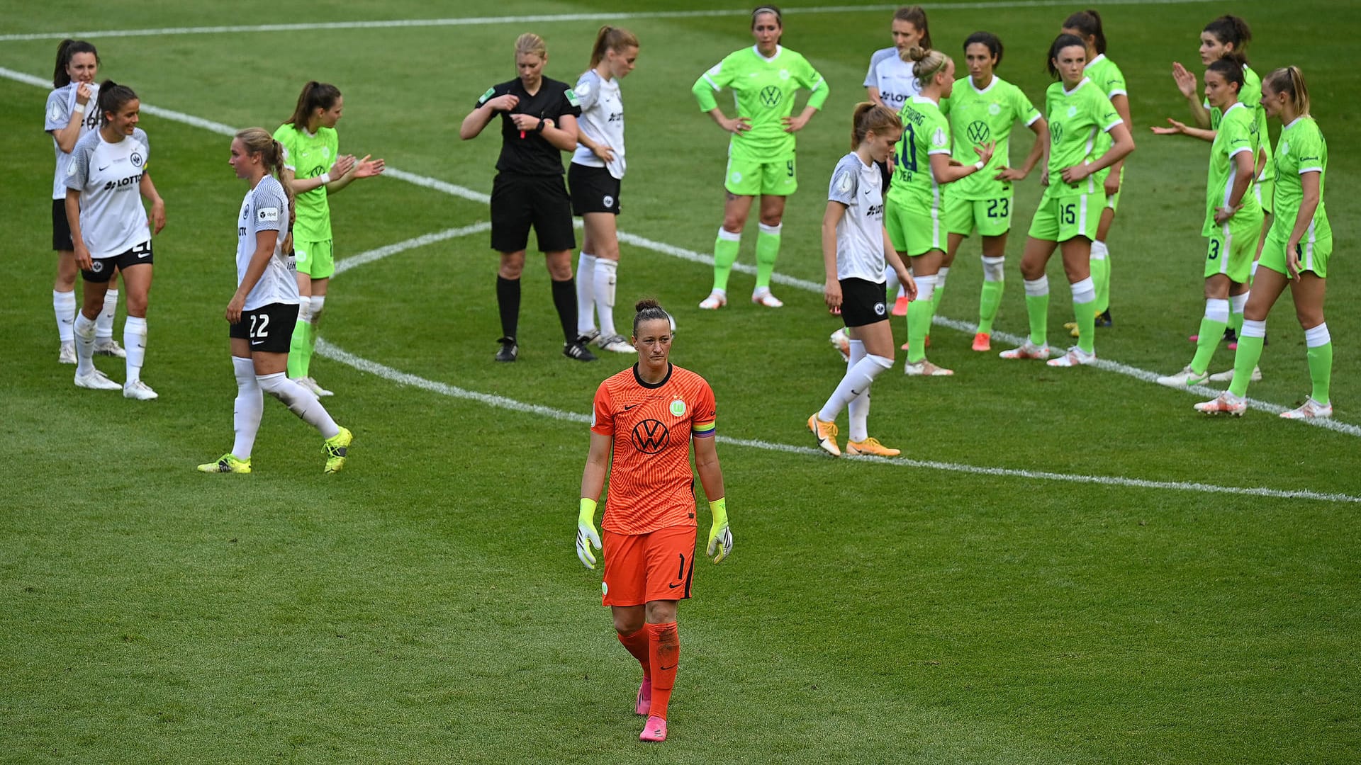 Die Mannschaft des VfL Wolfsburg auf dem Spielfeld (Archivbild): Die Spielerinnen konnten den fünften Meisterschaftstitel nicht gewinnen.