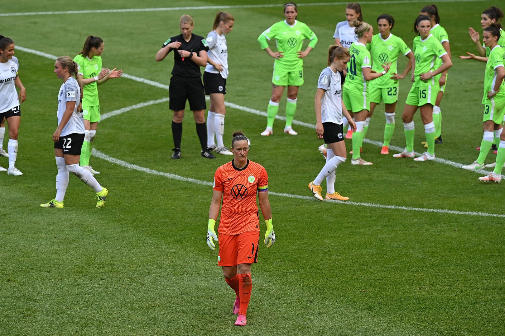 Die Mannschaft des VfL Wolfsburg auf dem Spielfeld (Archivbild): Die Spielerinnen konnten den fünften Meisterschaftstitel nicht gewinnen.