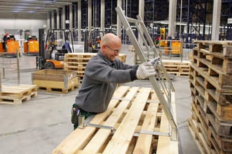 Güterverteilzentrum der Firma IKEA (Symbolbild): Zahlreiche Möbelhäuser sind von den Lieferengpässen in der Vorproduktion betroffen.