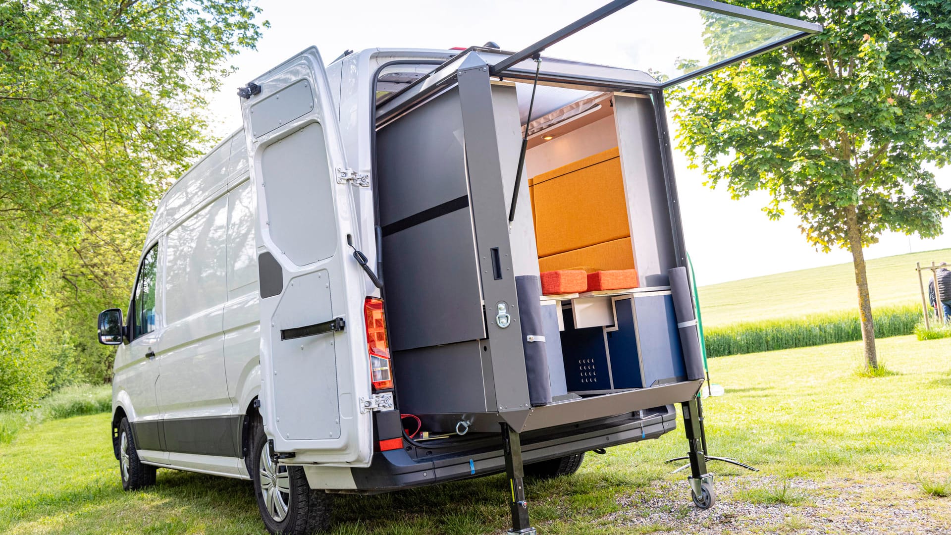 Crafter-Umbau: Die Berliner Plugvan GmbH bietet komplette Wohnmodule für den großen VW an. Das komplette 2,09 Meter lange, 1,28 Meter breite und 1,70 Meter hohe Modul mit großer, zum Bett umbaubarer Sitzgruppe und kleinem Küchenblock samt Gaskartuschenkocher wird einfach in den leeren Transporter mit Hochdach geschoben.