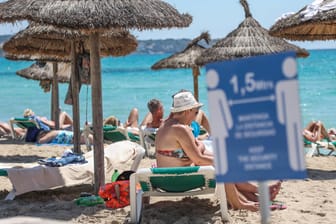 Strand: Trotz Reisewarnung zieht es viele Urlauber nach Spanien.