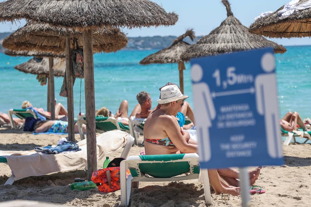 Strand: Trotz Reisewarnung zieht es viele Urlauber nach Spanien.