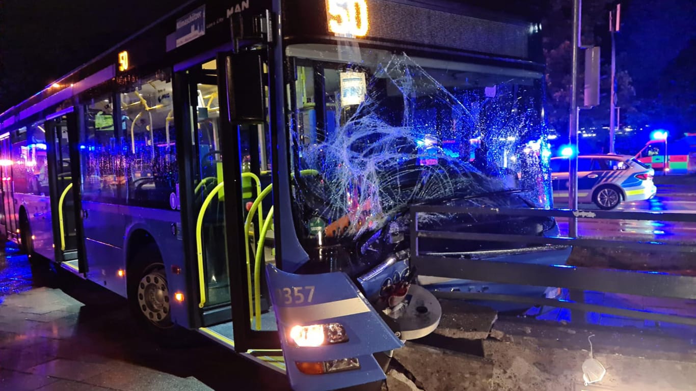 Die Front eines Münchner Linienbusses ist eingedrückt: Wie es zu dem Unfall kam, ist noch unklar.