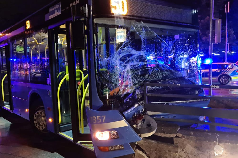 Die Front eines Münchner Linienbusses ist eingedrückt: Wie es zu dem Unfall kam, ist noch unklar.