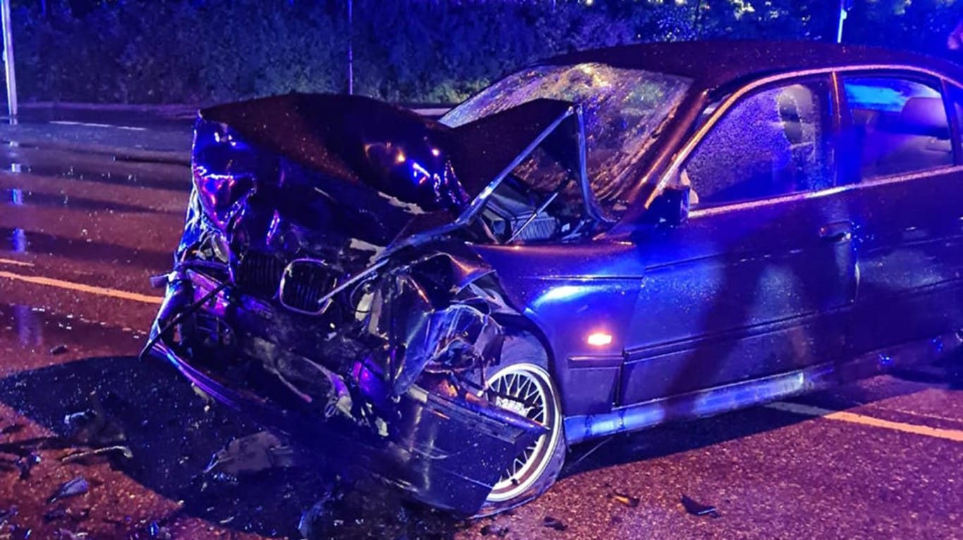 Die Front des BMW ist komplett zerstört: Der Fahrer des Pkw wurde schwer verletzt.