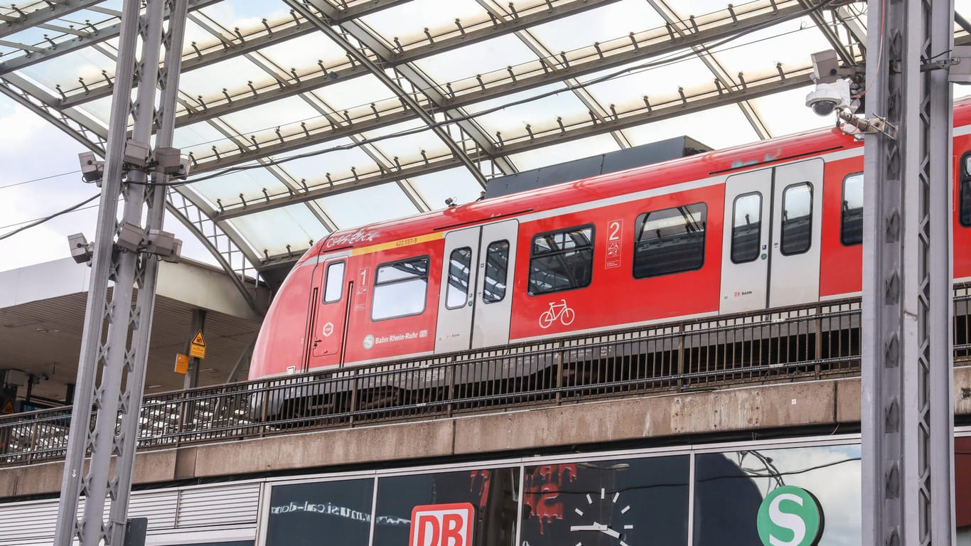 Eine Bahn am Kölner Hauptbahnhof (Symbolbild): Ein Mann stürzte ins Gleisbett.