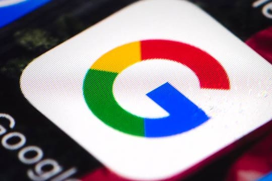 Das Google-Logo auf einem Smartphone.