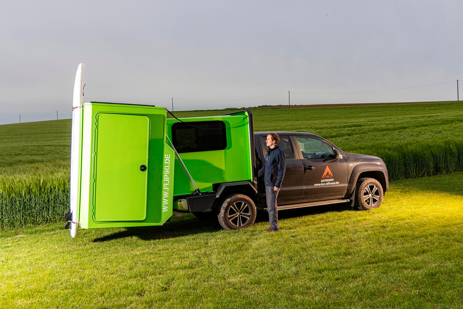 Auch der Hersteller Queensize Camper hat sich auf die Modul-Bauweise spezialisiert: Die quietschgrüne Kabine, die statt der üblichen Pickup-Ladefläche fest mit dem VW Amarok verbunden ist, besteht aus zwei großen, übereinanderliegenden Kunststoffkabinen.