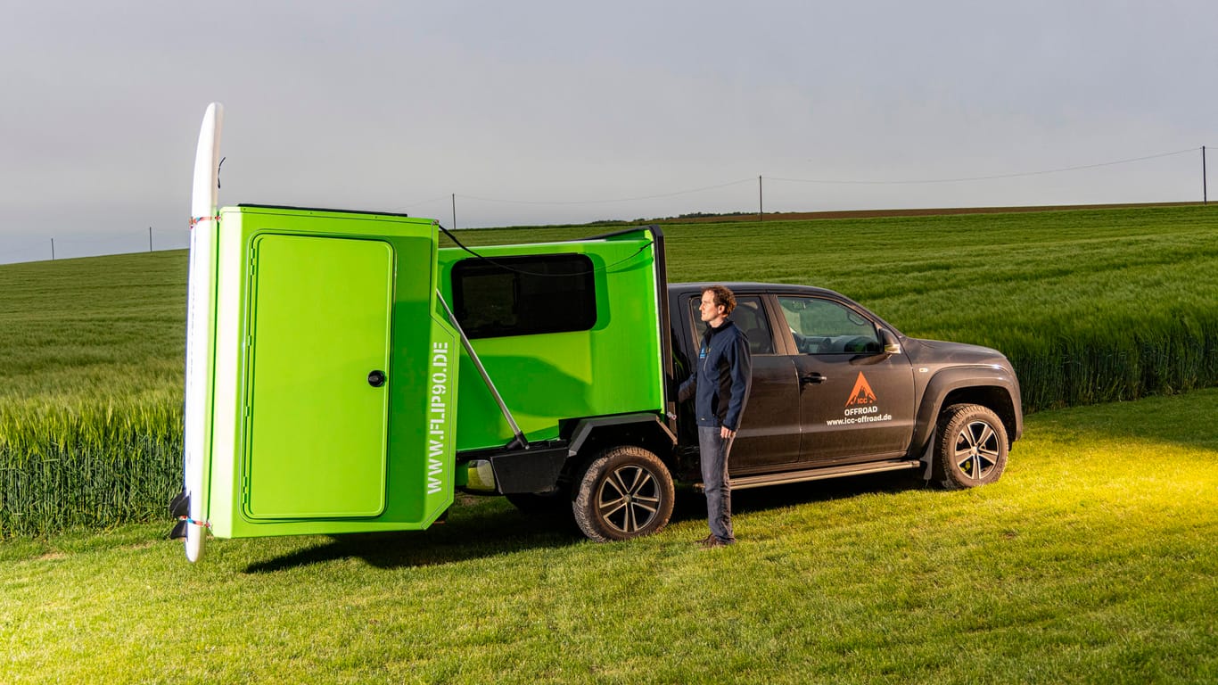 Auch der Hersteller Queensize Camper hat sich auf die Modul-Bauweise spezialisiert: Die quietschgrüne Kabine, die statt der üblichen Pickup-Ladefläche fest mit dem VW Amarok verbunden ist, besteht aus zwei großen, übereinanderliegenden Kunststoffkabinen.