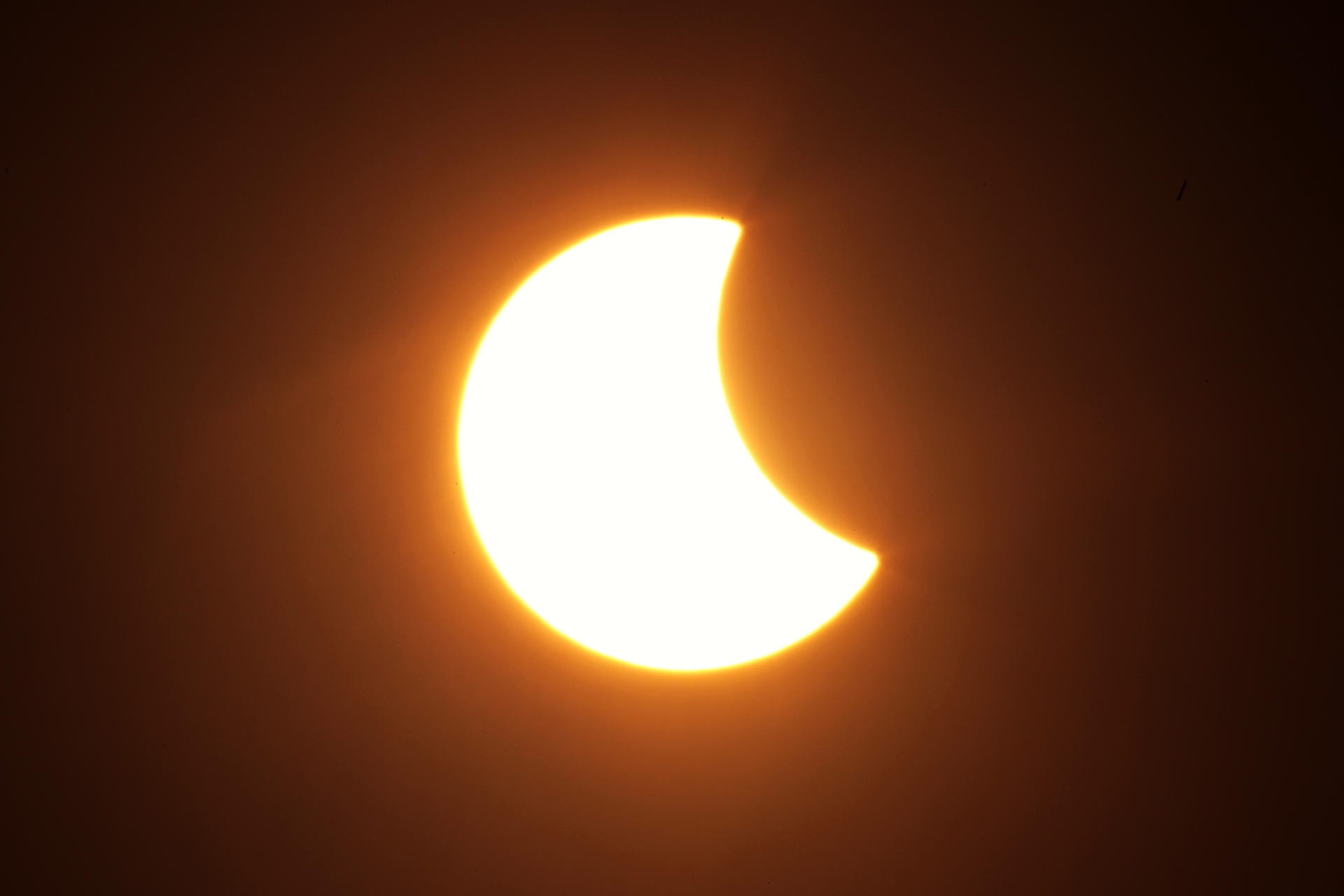 Partielle Sonnenfinsternis: Dabei werden nur einige Prozent der Sonnenscheibe vom Neumond bedeckt.