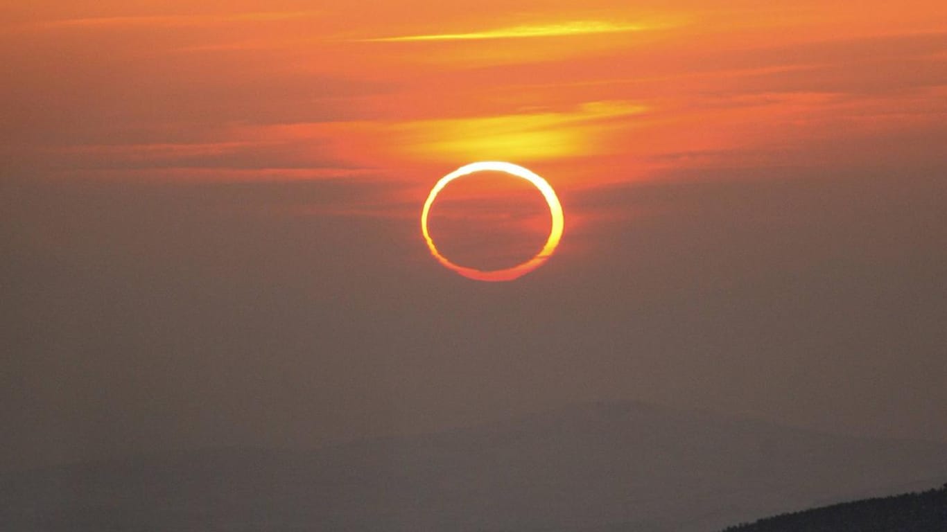 Ringförmige Sonnenfinsternis: Der dunkle Neumond erscheint etwas kleiner als die Sonnenscheibe.