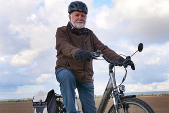 Senior beim Radfahren (Symbolbild): Ein Beirat im Wirtschaftsministerium fordert eine Rentenreform.