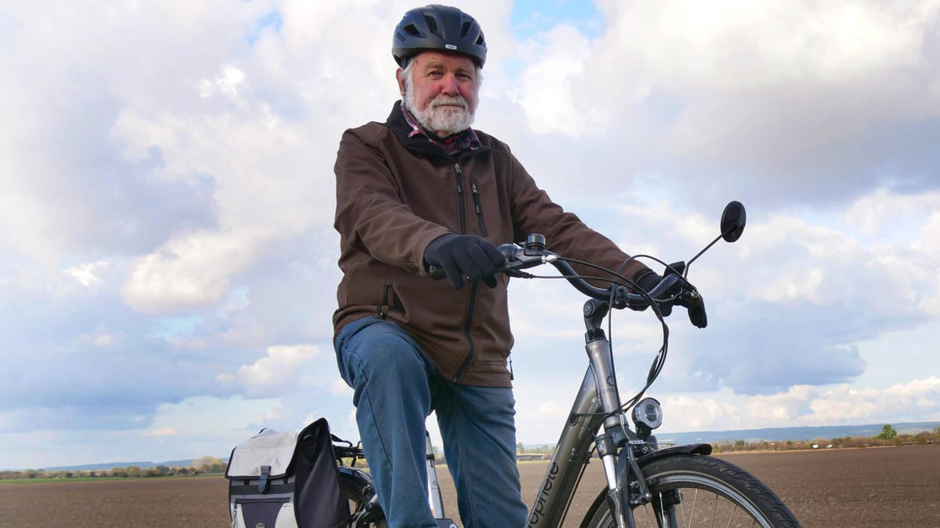 Senior beim Radfahren (Symbolbild): Ein Beirat im Wirtschaftsministerium fordert eine Rentenreform.