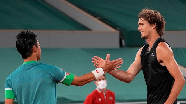 Klarer Sieg über Kei Nishikorei: Der Japaner gratuliert Alexander Zverev (r) zum Erfolg. Klarer Sieg über Kei Nishikorei: Der Japaner gratuliert Alexander Zverev (r) zum Erfolg.