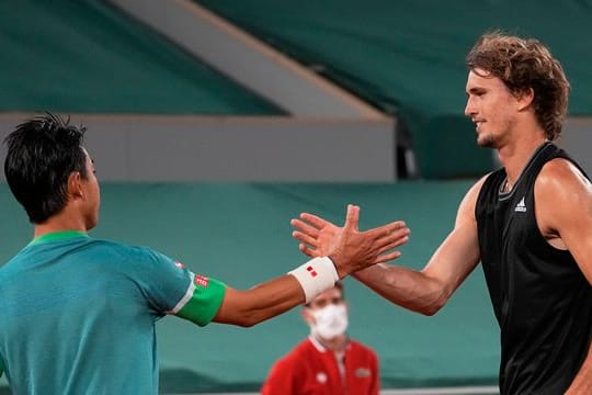 Klarer Sieg über Kei Nishikorei: Der Japaner gratuliert Alexander Zverev (r) zum Erfolg.