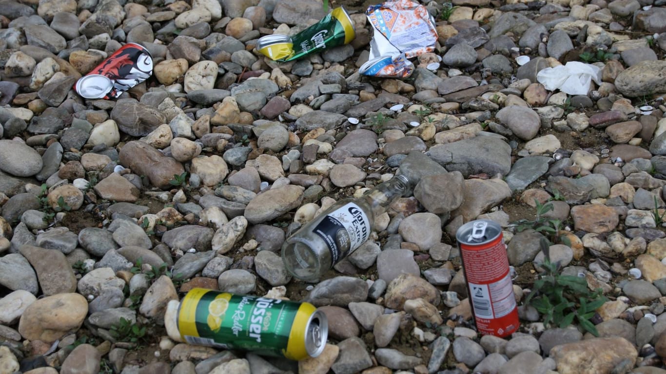 Diese Dosen und Flaschen wurden ebenfalls nicht entsorgt: Die Pandemie habe das Müll-Problem verschärft.