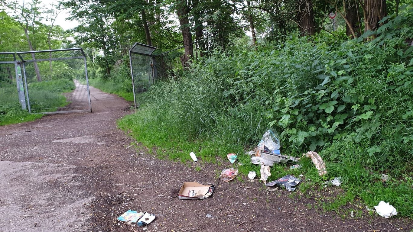 Müll am Wegesrand säumt den Eingang des Naturschutzgebiets: Die Dellbrücker Heide ist bei Ausflüglern ein beliebter Ort, obwohl es eingezäunt und Baden verboten ist.