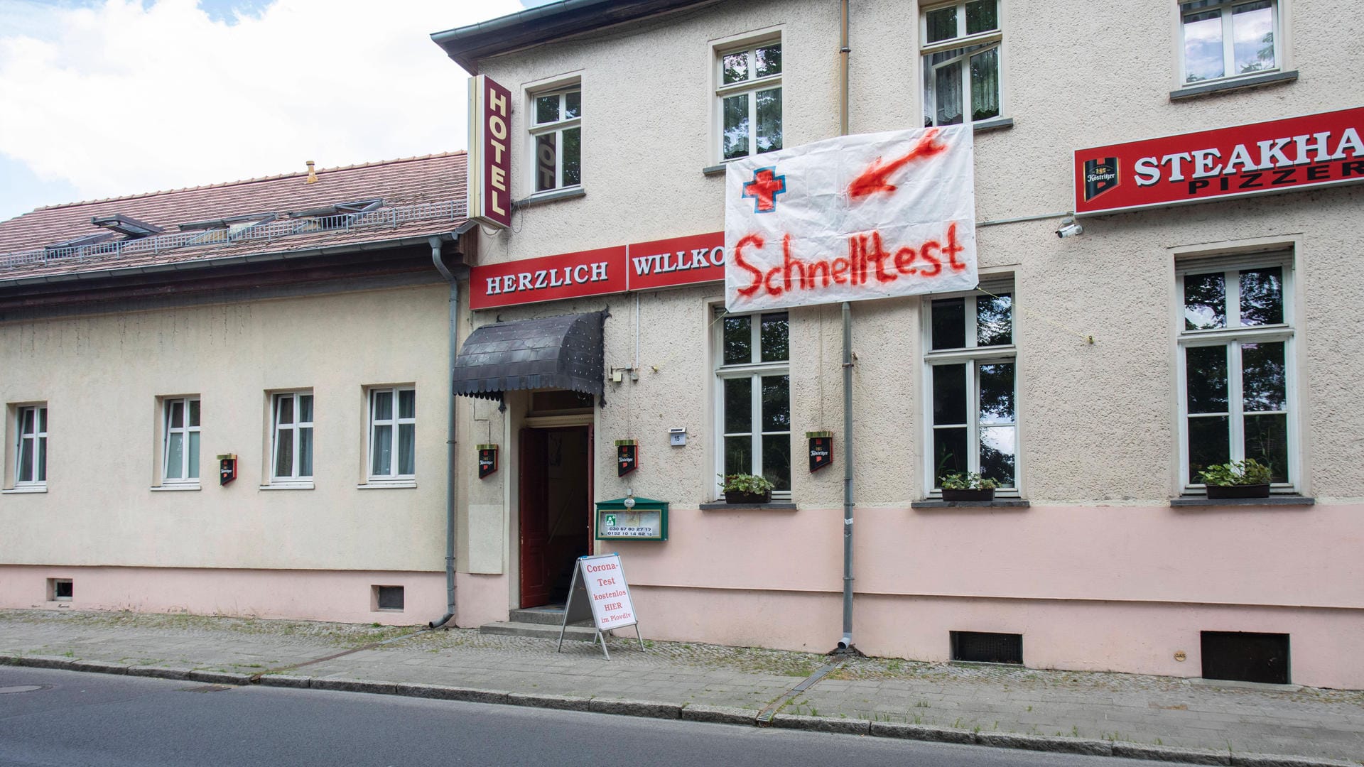 Testzentrum in einem Berliner Hotel: Viele Teststellen werden kontrolliert, da ein Betrugsverdacht besteht. (Symbolbild) Testzentrum in einem Berliner Hotel: Viele Teststellen werden kontrolliert, da ein Betrugsverdacht besteht. (Symbolbild)