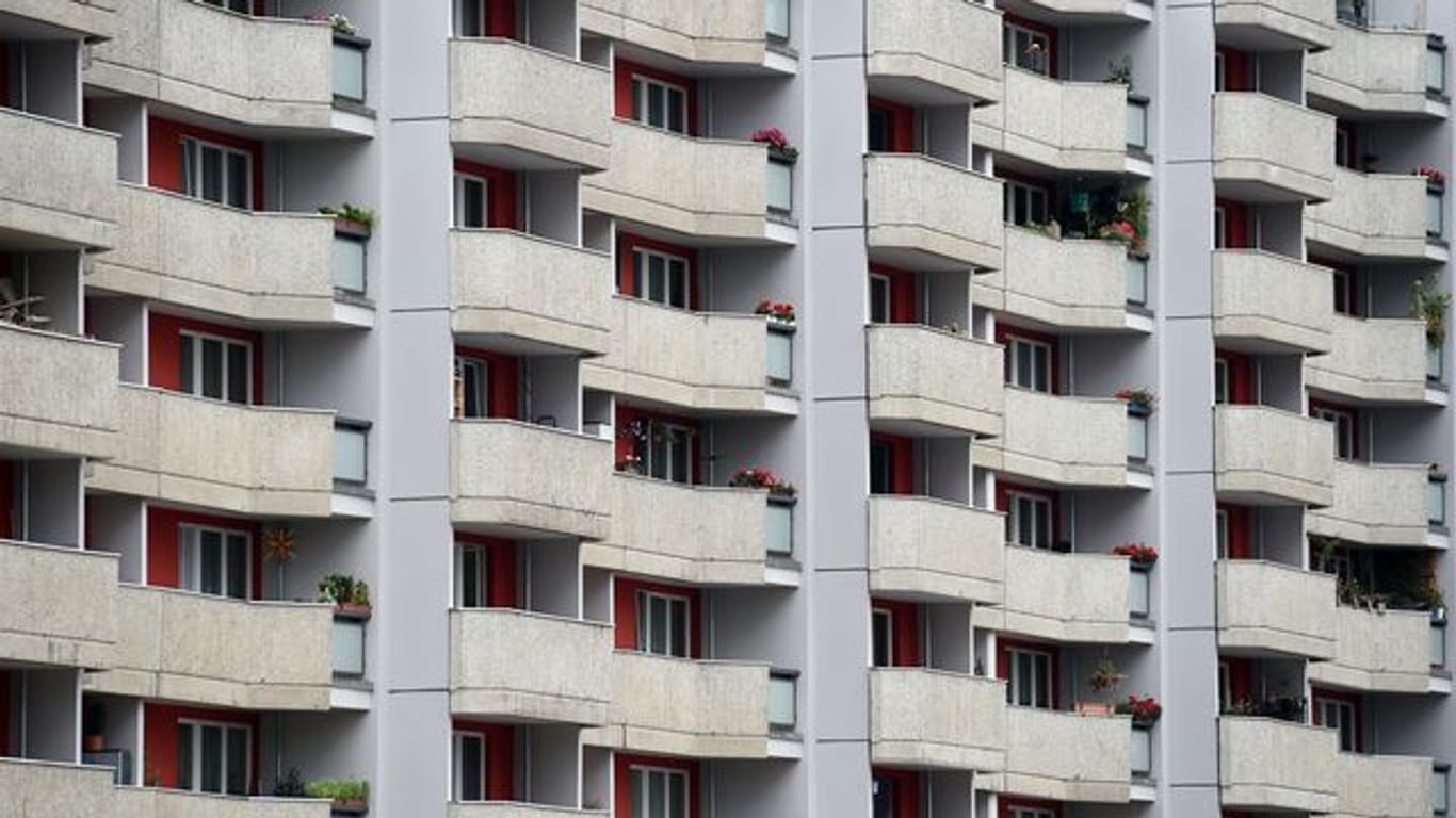 Blick auf die Fassade eines Wohnhauses (Symbolbild): 353 Wohnungen hat die Gesellschaft 2020 fertig gestellt.