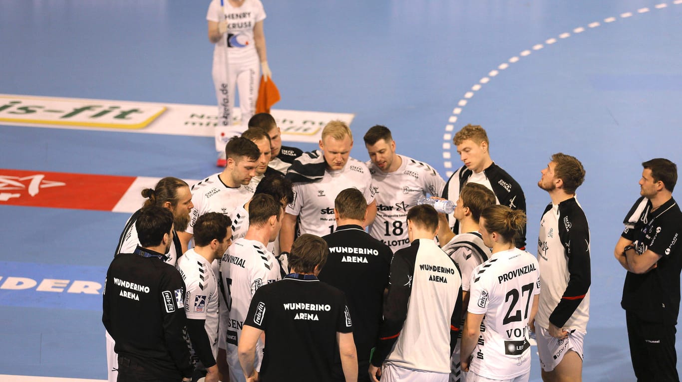 Die Mannschaft des THW Kiel steht bei einer Auszeit zusammen (Archivbild): In der aktuellen Spielzeit konnten die Handballer keinen Titel gewinnen.