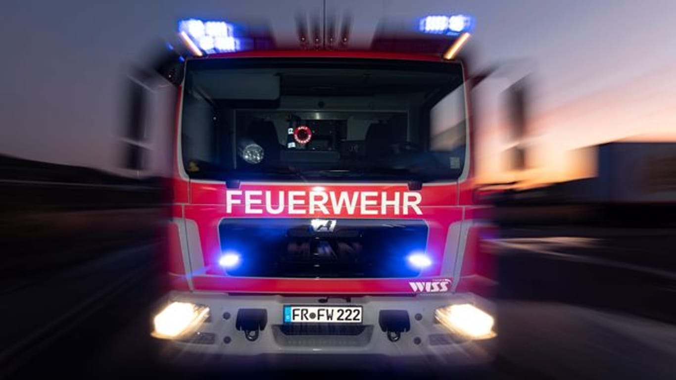 Feuerwehrfahrzeug im Sonnenuntergang