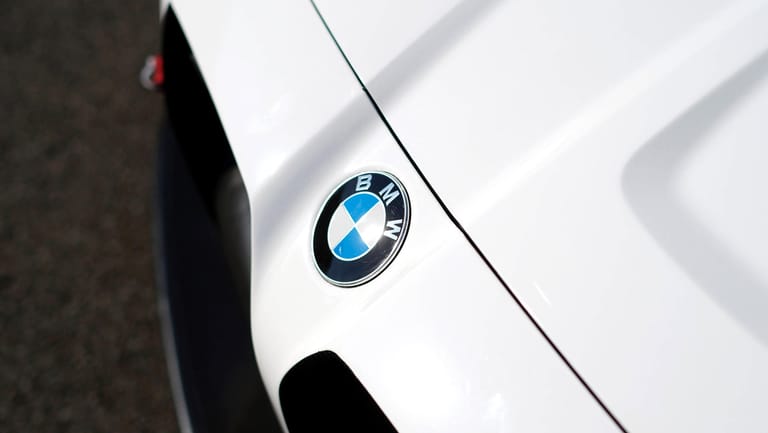 BMW (Symbolbild): Autoaktien wie BMW oder Daimler erzielten am Montag besonders gute Werte und ließen den Dax einen neuen Rekordwert erreichen.